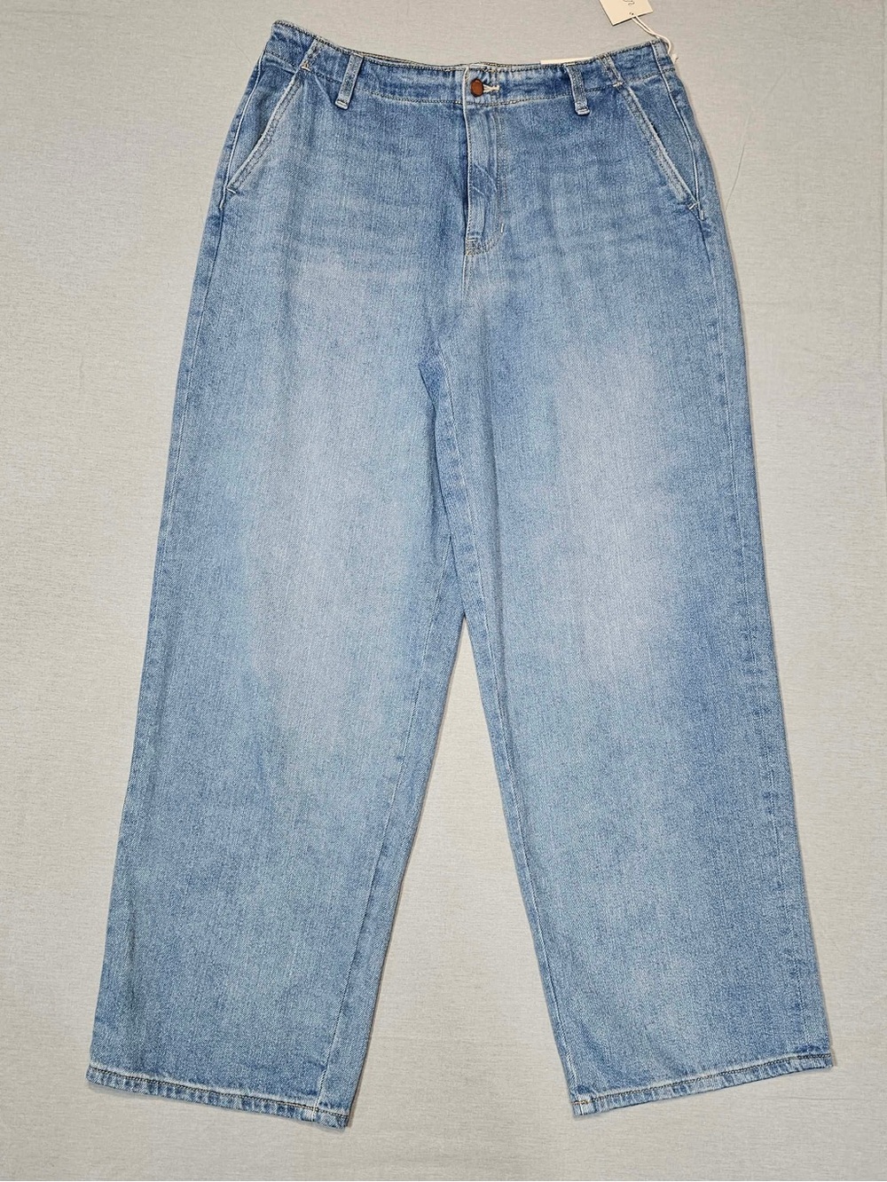 #363 Universal Thread Women’s Relaxed Straight Jeans – Light Wash Size 12/31R NW
